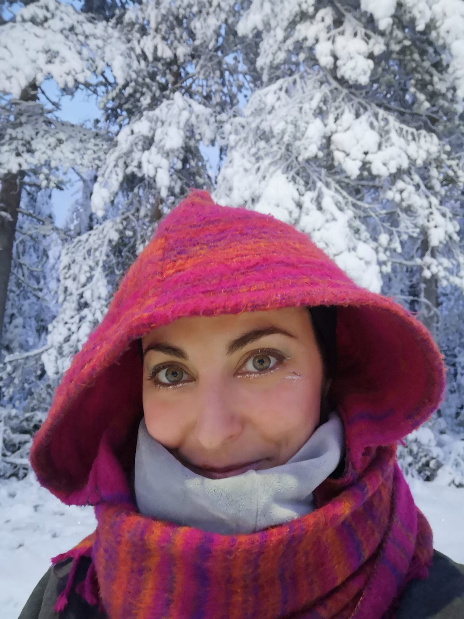 Retrato íntimo de Maite en un bosque nevado